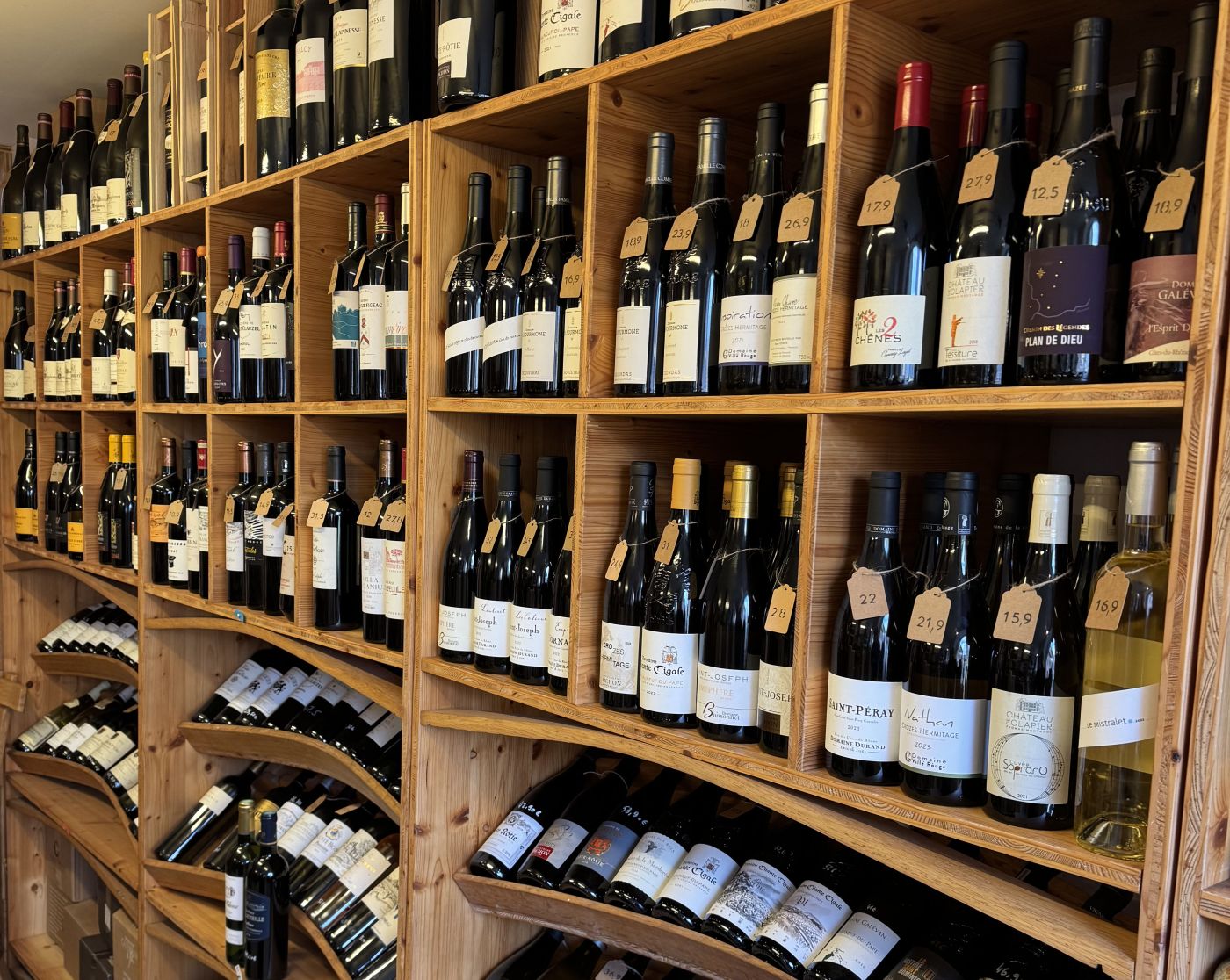 Intérieur du magasin avec un vaste choix de bouteilles